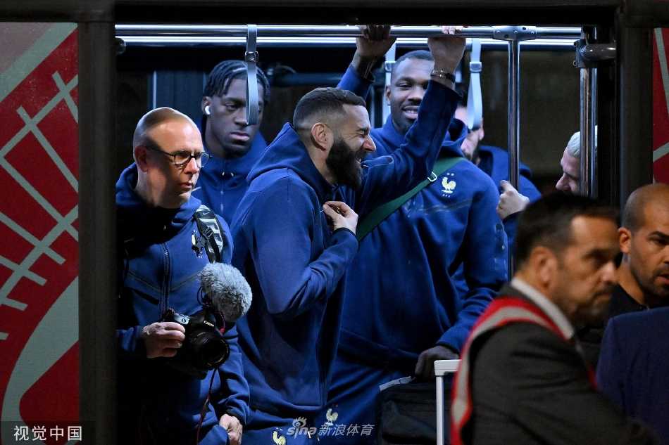 本泽马手持登机牌面向镜头，标志性的笑容温暖而自信，眼中闪烁着对世界杯舞台的期待之光