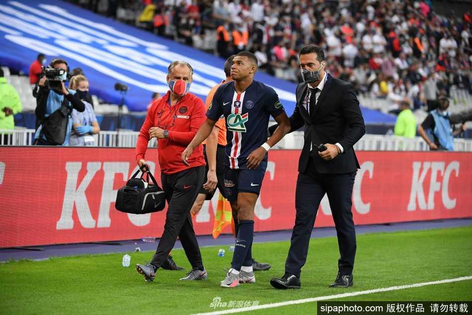 在法国杯夺冠后的颁奖仪式上，姆巴佩虽然右脚穿着显眼的保护靴并依靠拐杖支撑，但脸上依然洋溢着夺冠的喜悦，他微笑着与队友分享胜利的香槟，身后的法兰西体育场灯光璀璨，映照出他坚韧而复杂的表情。