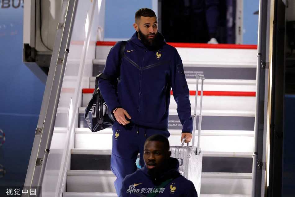 球队工作人员与球员协同搬运大量装备物资，彰显团队后勤保障的强大与细致入微