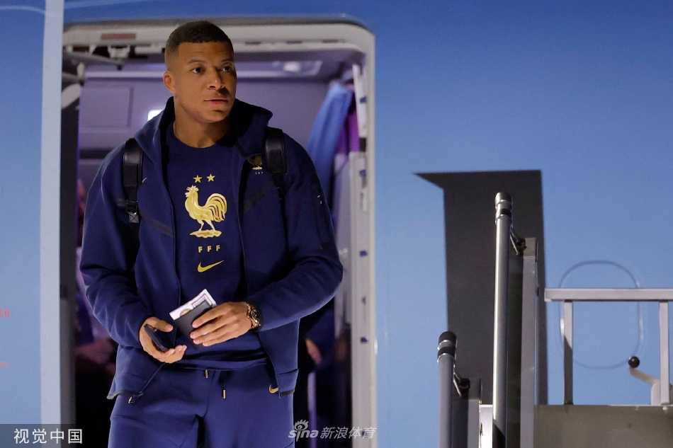 姆巴佩与其他队员同行，虽戴墨镜低调前行，但王者气场与专注神态已自然流露