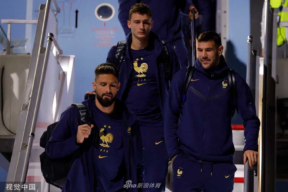 球员们聚集在机场大厅等候，彼此间轻松交谈，团队氛围和谐融洽，展现强大凝聚力