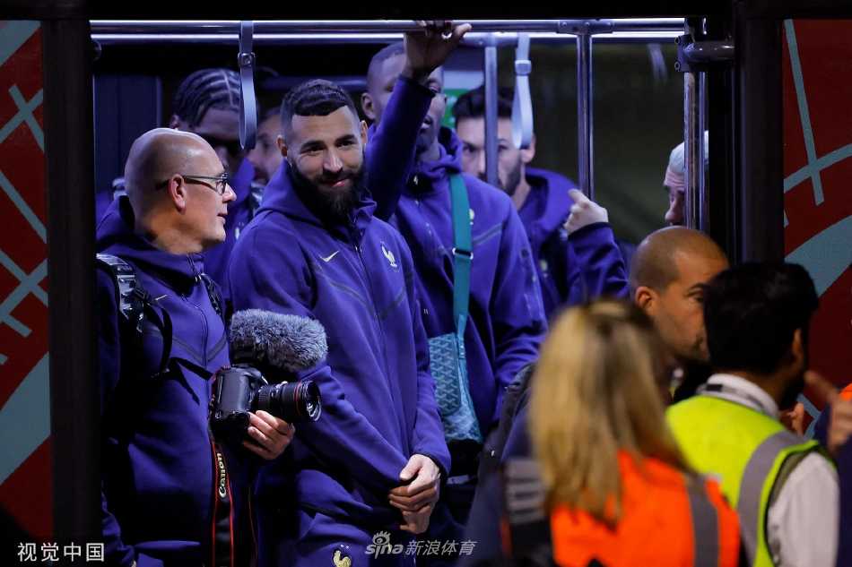 法国全队集结在多哈机场外的阳光下，身影拉长，仿佛与这座现代之城融为一体，迎接即将到来的挑战