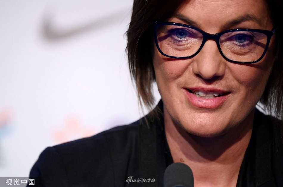 全队进行高强度传接球配合训练，皮球在草地上快速运转。