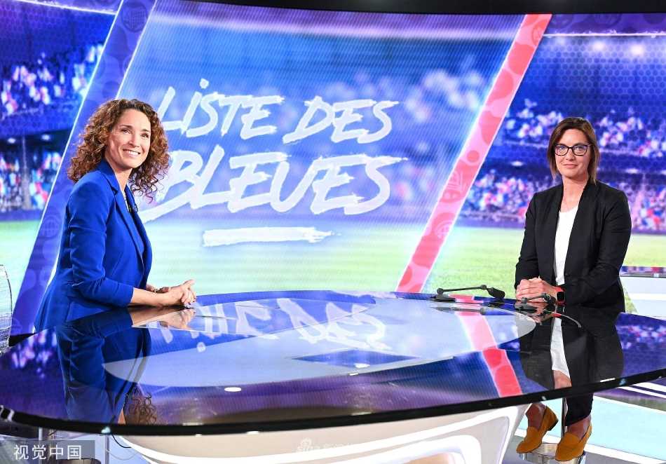 球队集体围圈加油呐喊，气势如虹，展现无与伦比的团队精神与夺冠决心。