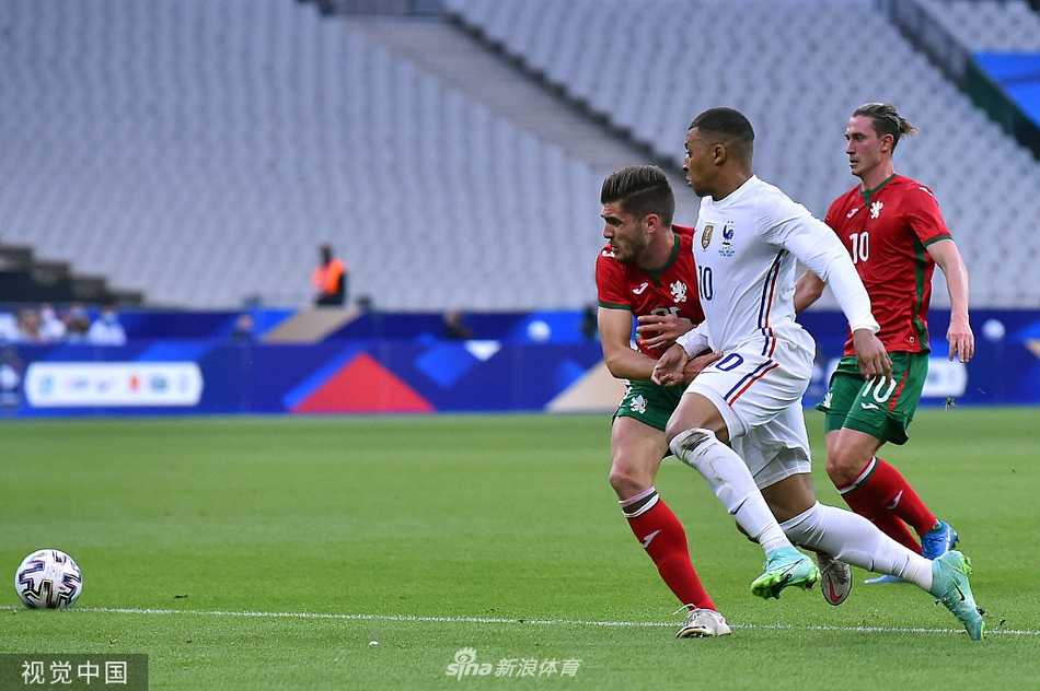 格列兹曼在禁区内腾空而起，身体舒展到极致，以一记技惊四座的倒挂金钩攻破保加利亚队球门，门将只能望球兴叹，整个球场为之沸腾。