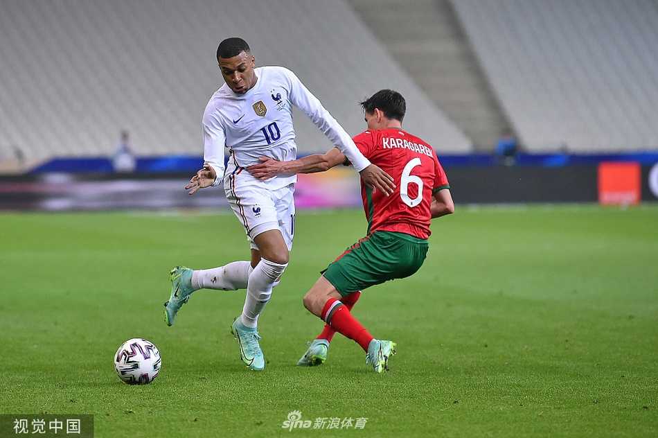 法国队右后卫帕瓦尔高速插上后，送出一记质量极高的低平球传中，皮球轨迹平快，精准地找到禁区内的队友，为吉鲁的进球创造了绝佳机会。