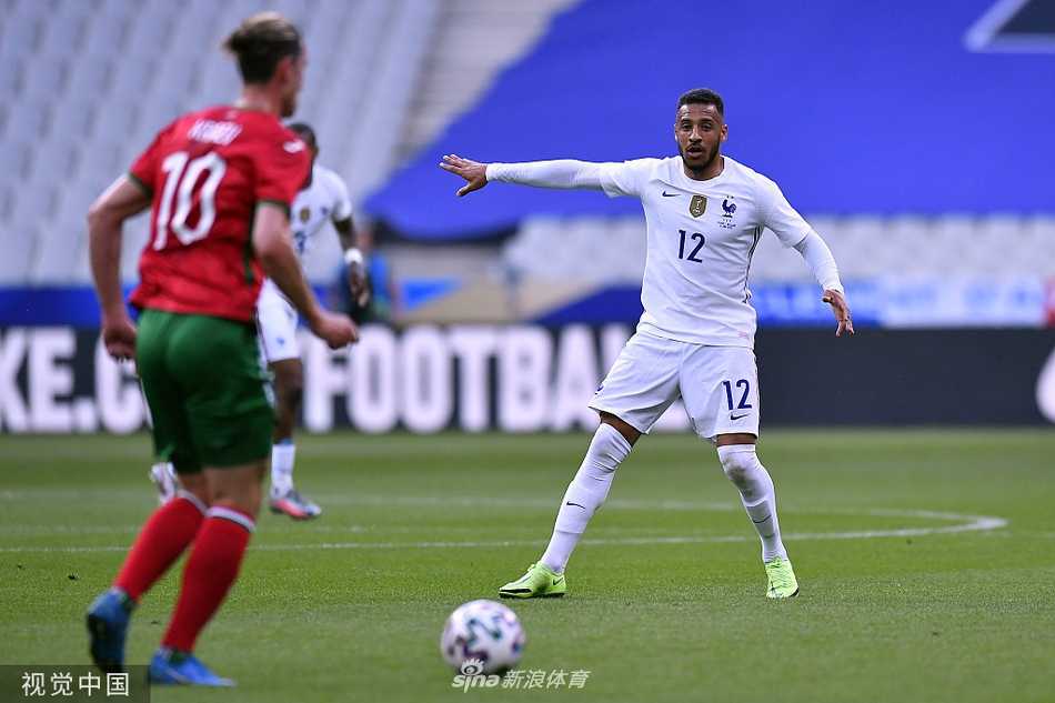 进球后的吉鲁被队友们团团围住，帕瓦尔、博格巴等人脸上洋溢着喜悦的笑容，大家紧紧相拥，庆祝这个锁定胜局的宝贵进球，团队氛围融洽。