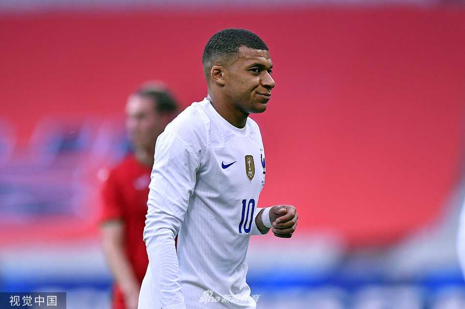 全场比赛结束的哨声吹响，法国队球员们轻松地相互致意，他们面带微笑，共同庆祝这场热身赛的胜利，并将目光投向了即将到来的欧洲杯正赛。