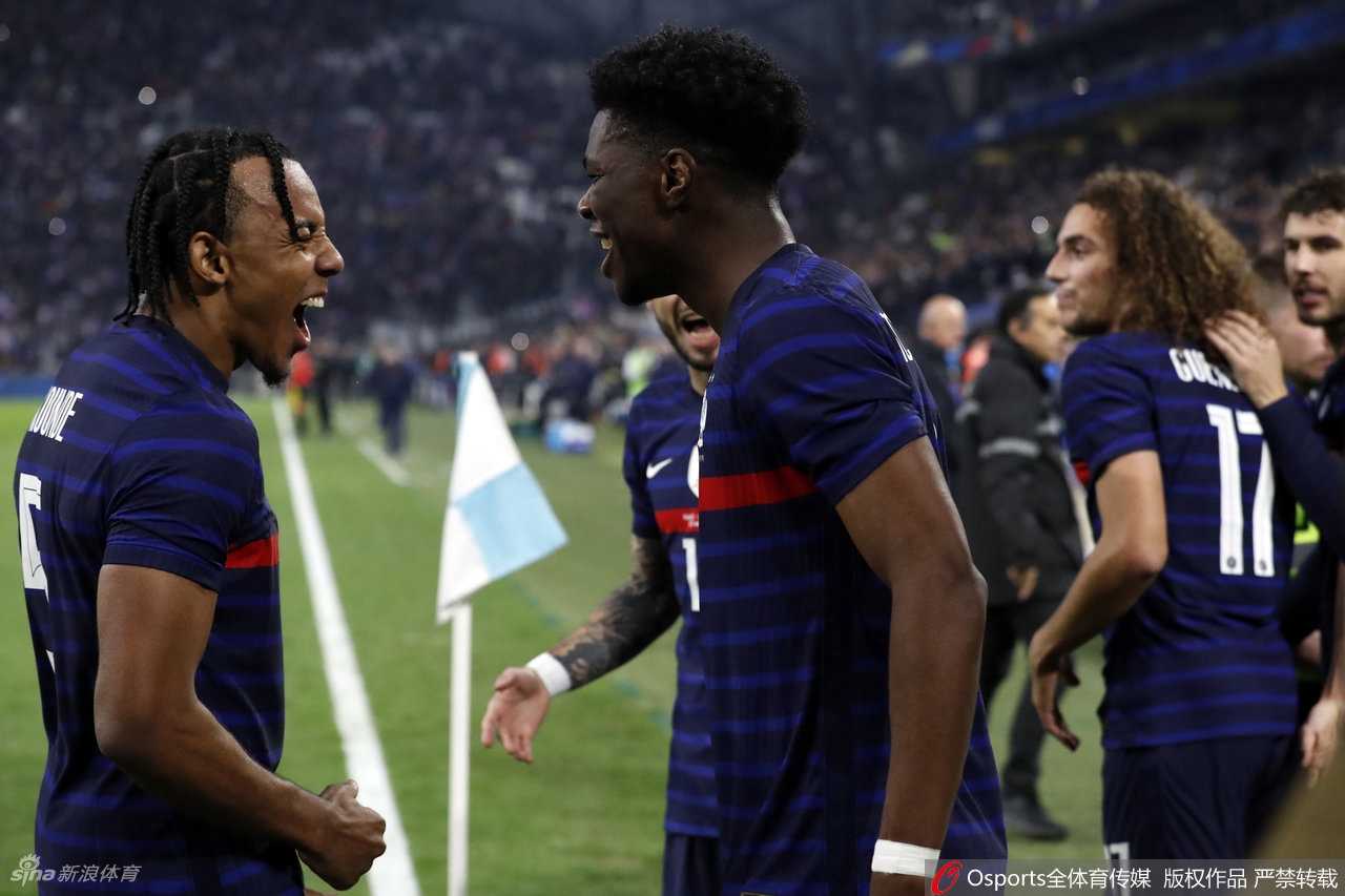 法国队锋线老将吉鲁高高跃起，力压科特迪瓦后卫，以一记势大力沉的头槌攻门，皮球如炮弹般砸入网窝，瞬间点燃全场激情。