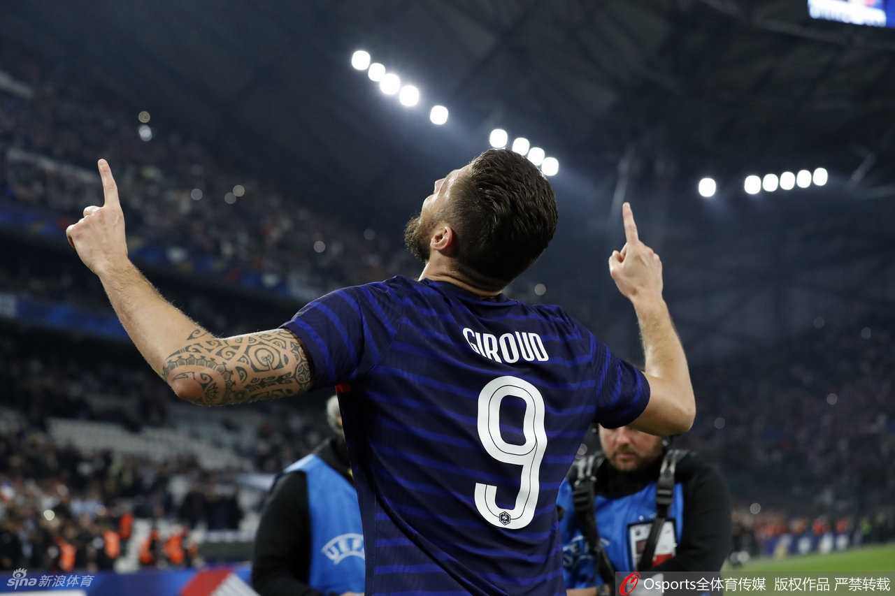 赛后法国队全体球员肩搭肩围成一圈，在球场中央互相鼓舞庆祝，他们的身影在灯光下凝聚成一个团结而强大的整体。