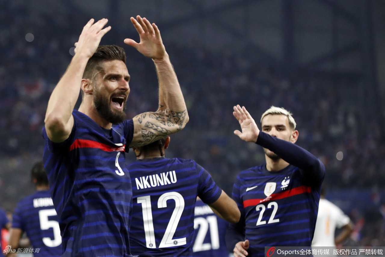 绝杀功臣赤瓦门尼张开双臂在球场边沿疯狂滑跪庆祝，脸上写满了难以置信的狂喜与激动，身后的队友正全速奔来准备拥抱他。