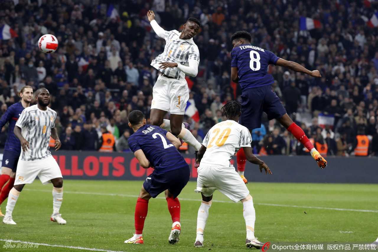 法国队获得关键前场定位球，众球星聚集在球前紧张商议，科特迪瓦球员正在紧张排布人墙，气氛凝重如决战前夕。