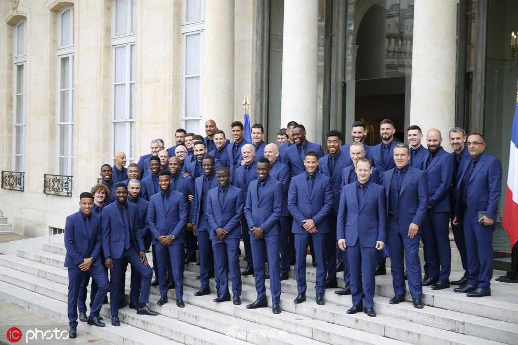 法国男足全体将士在爱丽舍宫荣誉大厅整齐列队，深色西装笔挺，神情庄重而自豪，准备接受国家最高荣誉。