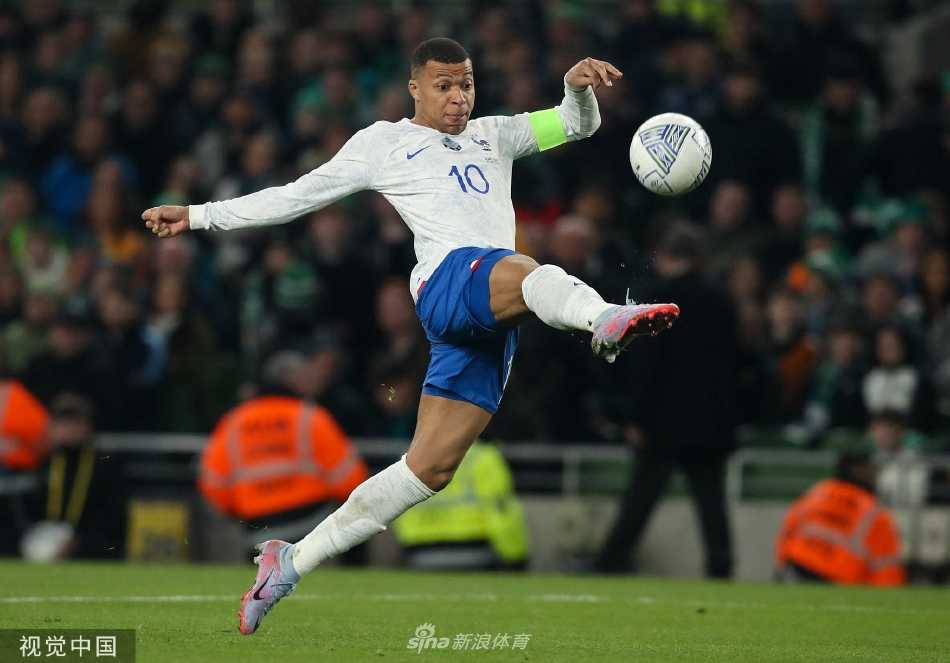 帕瓦尔右脚外脚背凌空抽射的瞬间，身体姿态完美如雕塑，皮球如出膛炮弹般划出一道犀利弧线。