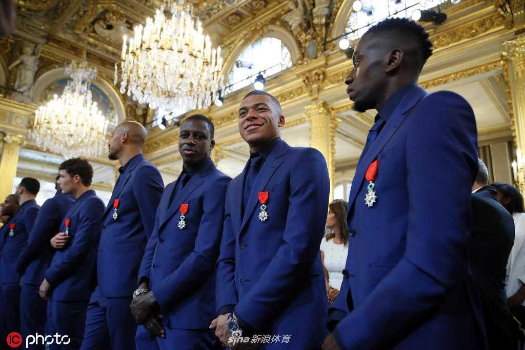 授勋仪式结束后，法国队球员轻松步出爱丽舍宫，向雨中守候的球迷挥手致意，荣耀的喜悦与球迷的热情在夜色中交融，场面温馨感人。