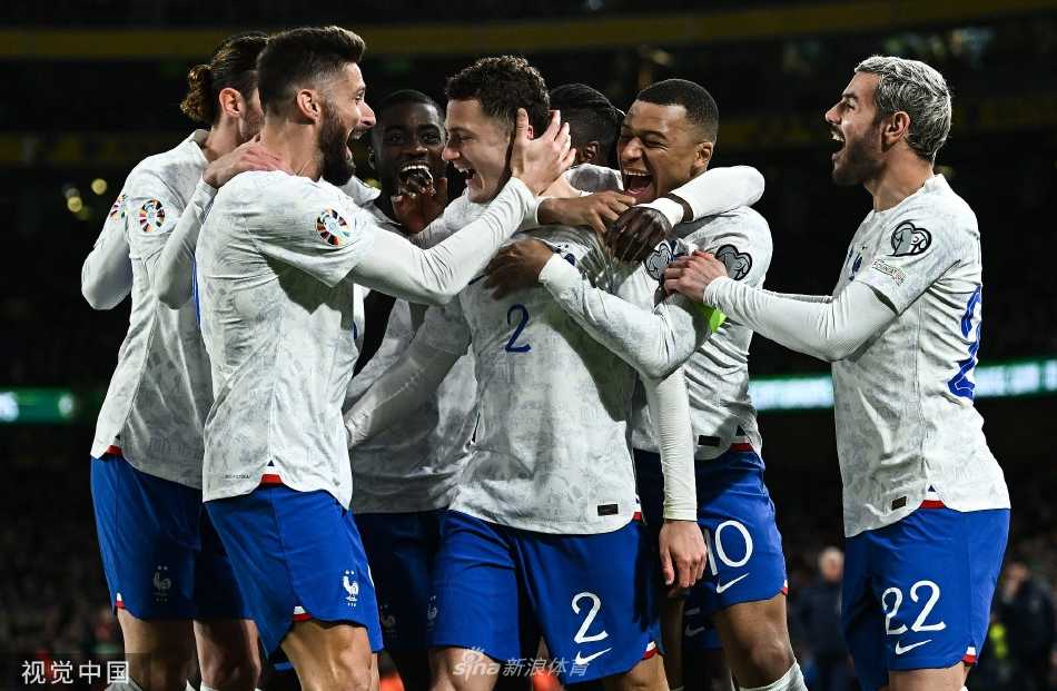 爱尔兰前锋懊恼地抱头叹息，他刚刚错过了一次绝佳的头球攻门机会，背景中法国门将洛里神情坚毅。