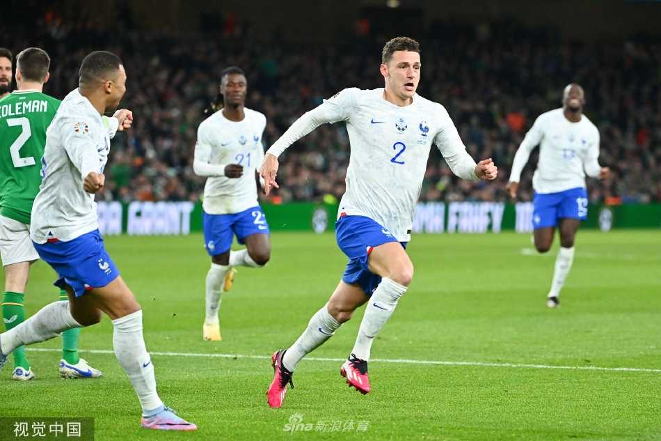 姆巴佩带球快速突破，如一道黑色闪电撕裂爱尔兰的中场防线，对方防守球员被远远甩在身后。