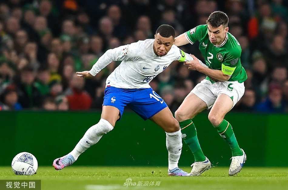 比赛结束后，法国队员向远道而来的客队球迷看台致谢，夜幕下的球场灯光璀璨，记录下这场艰苦而宝贵的胜利。