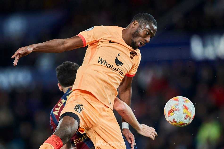 孔多比亚在训练场上专注控球，坚定的目光仿佛已锁定新赛季的目标