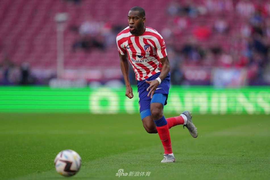 孔多比亚手持马赛围巾向球迷致意，眼神中充满对新挑战的坚毅与期待