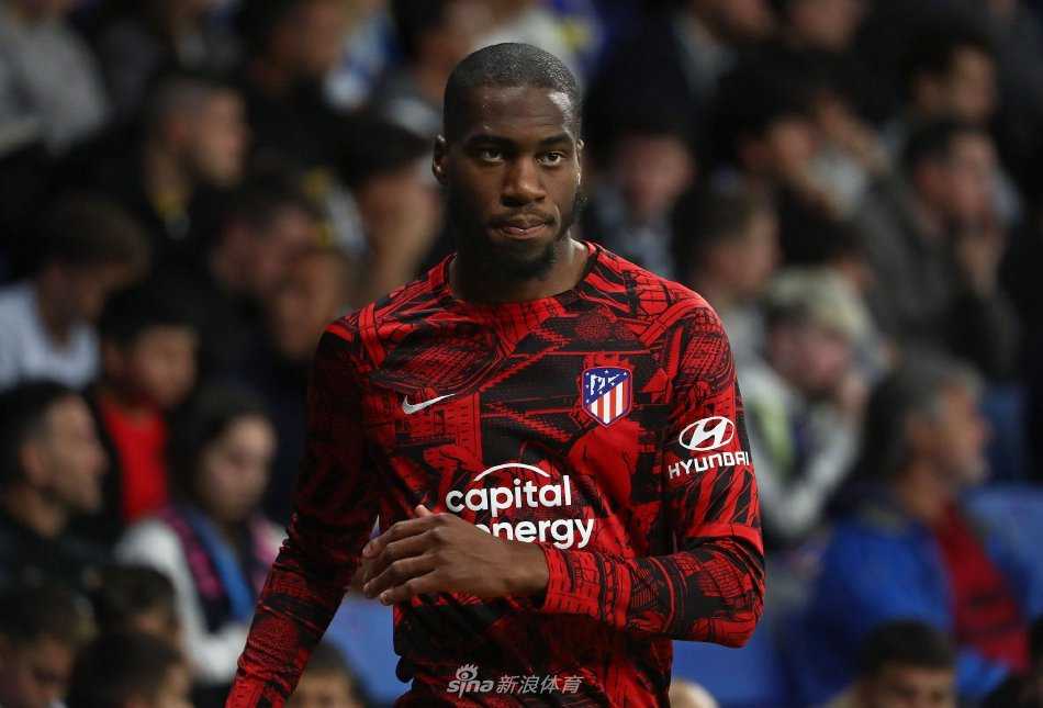 孔多比亚与队友击掌庆祝，团队情谊在手掌相触的瞬间凝聚