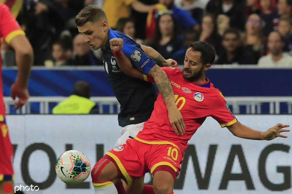 科曼在禁区内机敏地捕捉到战机，接到伊科内的助攻后冷静施射，皮球应声入网，为法国队打开了胜利之门。