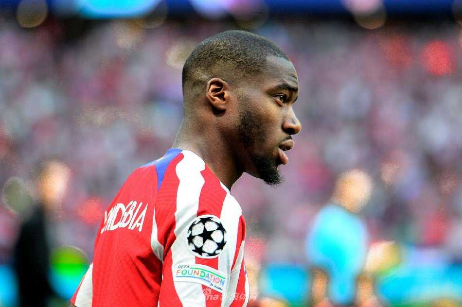 孔多比亚与俱乐部官员握手定格瞬间，脸上洋溢着签约后的笃定与从容笑容