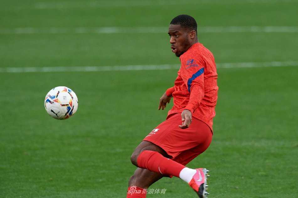 孔多比亚身着马赛主场球衣，在韦洛德罗姆球场沐浴阳光，展开双臂迎接新生