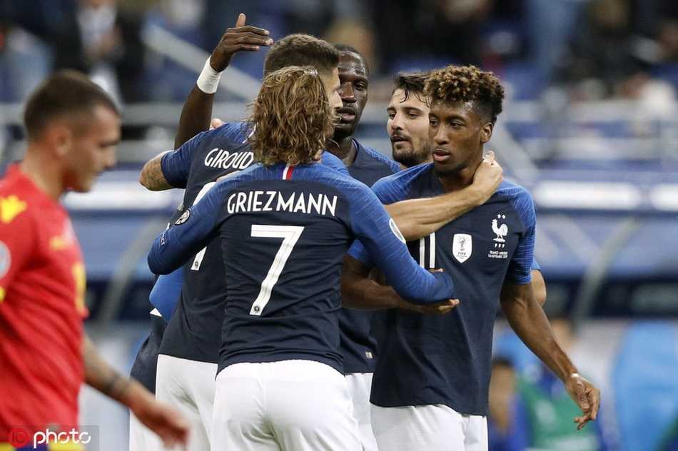 进球后的科曼难掩兴奋之情，他奔跑着与队友伊科内紧紧拥抱，共同庆祝这个由两人合力完成的精彩进球。