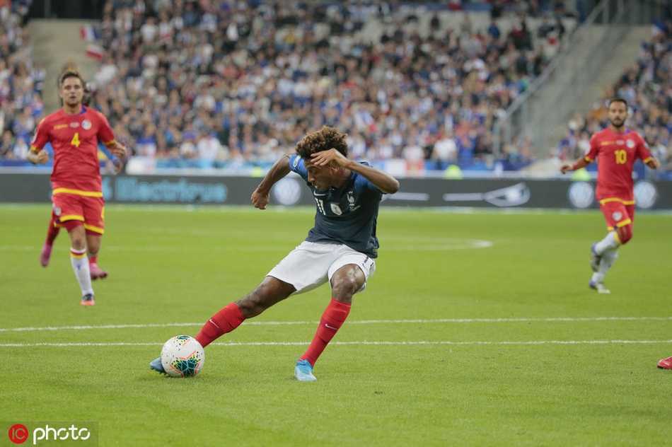 赛后，表现出色的法国队球员向看台上的球迷致意，感谢他们整场比赛的呐喊与支持，共同分享胜利的喜悦。