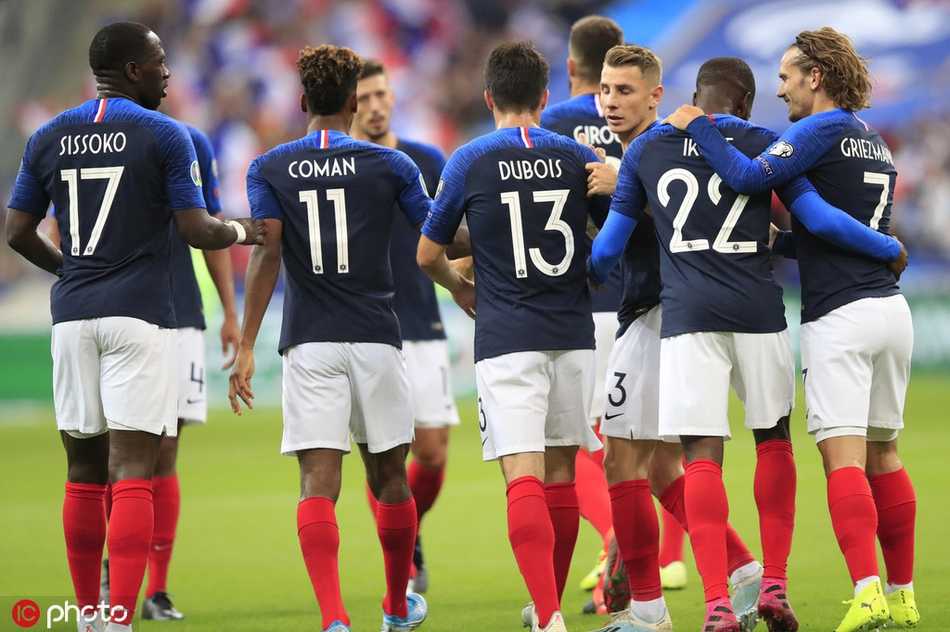 锁定胜局后，法国队的球员们围在一起激情庆祝，他们的笑容和呐喊声充满了法兰西大球场的每一个角落。