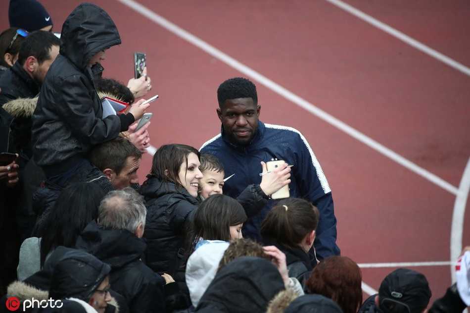 训练结束后，姆巴佩走向场边为小球迷签名，小孩脸上洋溢着难以置信的喜悦