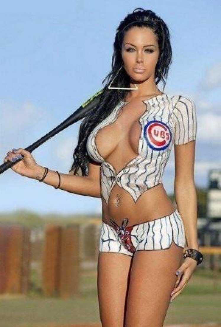 纳比拉身穿性感比基尼在海边度假，阳光洒在她健康的小麦色肌肤上，马甲线清晰可见，身材火辣至极。