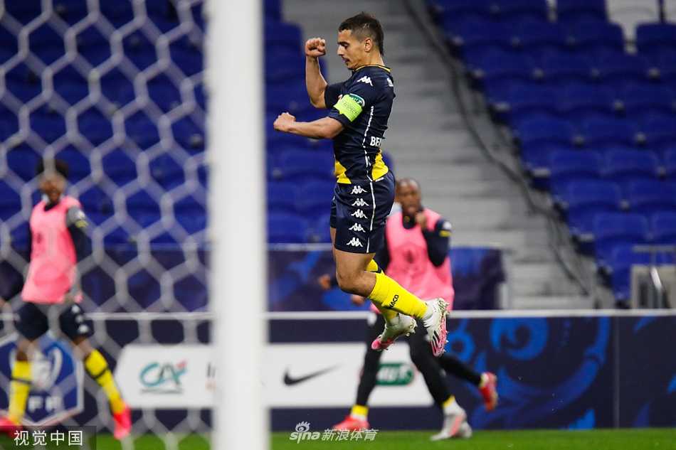 里昂球员孟菲斯·德佩在防守球员的围堵下强行突破，他紧锁的眉头和奋力的身姿，透露出球队得势不得分的焦急与无奈。