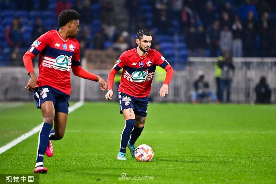 点球大战中门将安东尼·洛佩斯飞身扑救，神情专注全力以赴