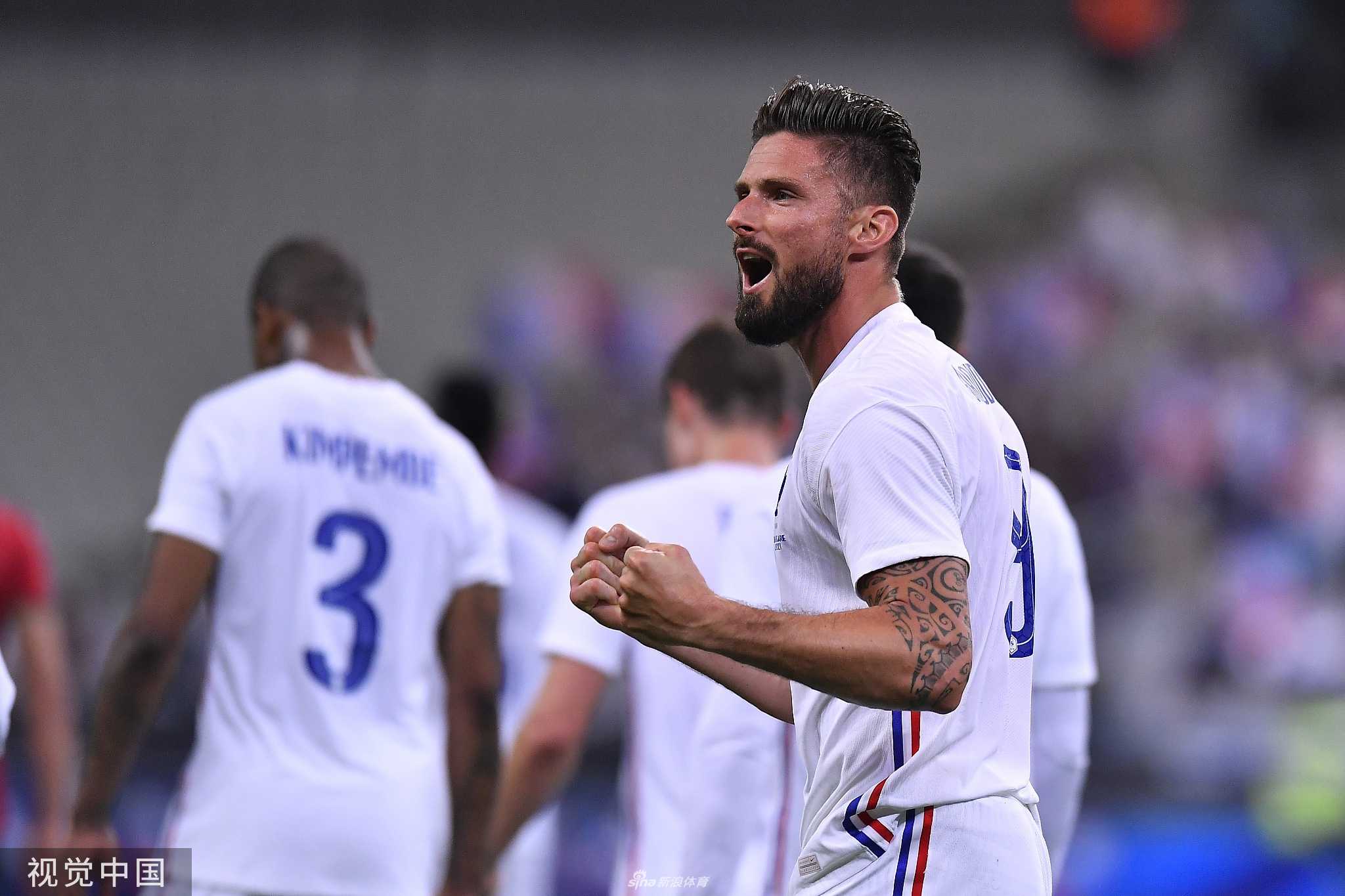 德尚在场边神情严峻地指挥比赛，作为球队的掌舵人，他必须在天才球员的个人意志与球队的整体利益之间找到平衡，化解这次突如其来的更衣室危机。