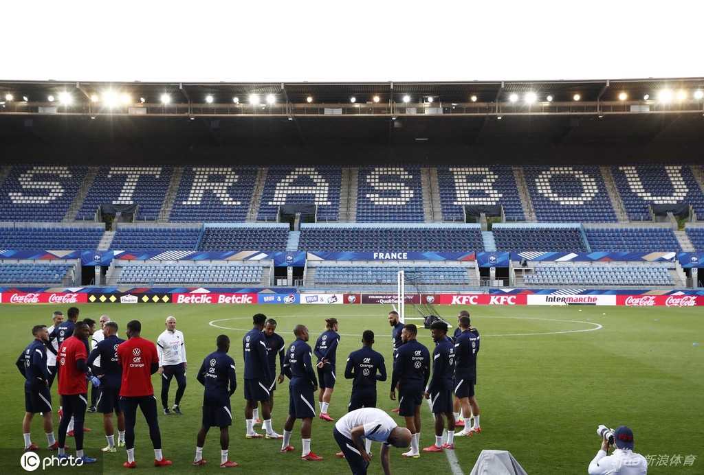 姆巴佩在训练中咧嘴大笑，眼神中透露着轻松与愉悦，仿佛一切转会传闻都无法干扰他此刻的快乐心情。