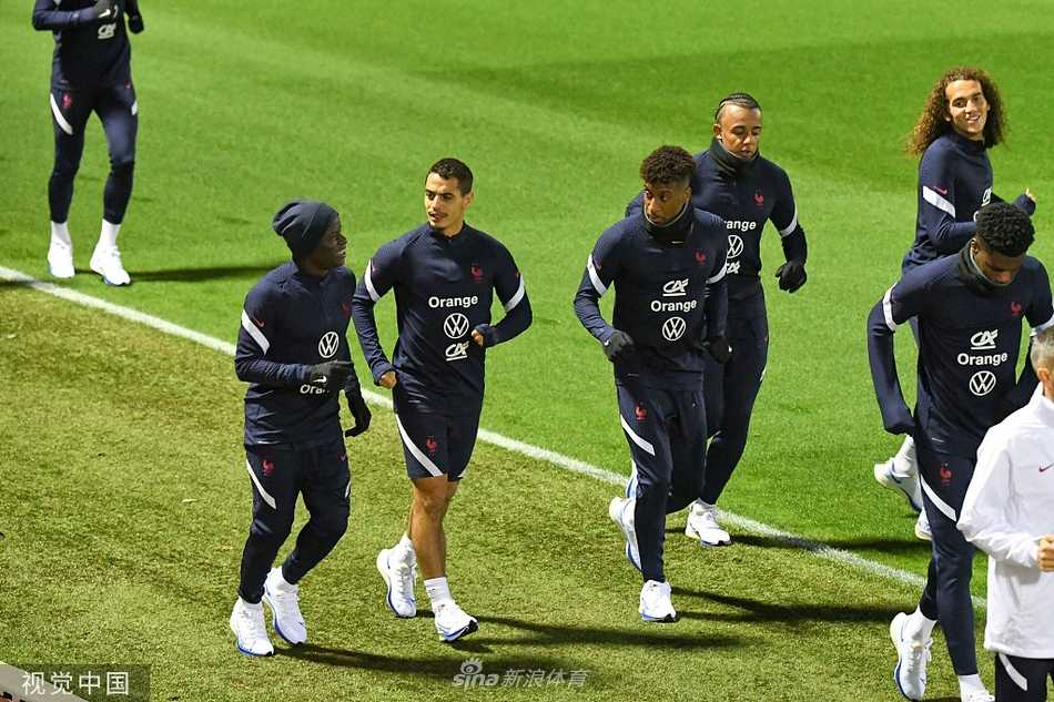 博格巴在射门后突然捂住右大腿后侧，身体僵在原地，脸上写满了难以置信与痛苦，仿佛瞬间被电流击中。