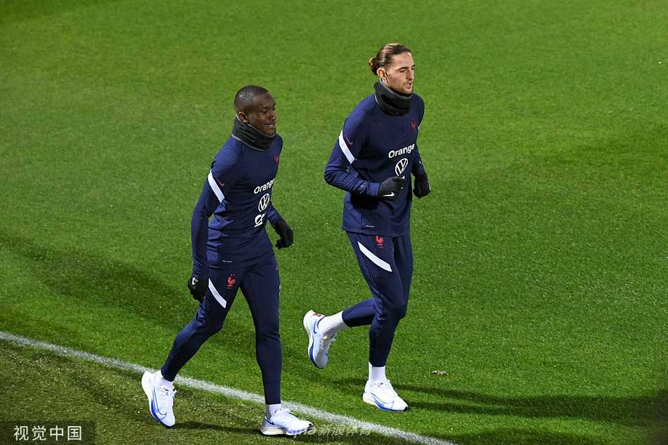 在队友和工作人员的围绕下，博格巴低头沉默，双手叉腰，周围的空气仿佛凝固，只有他的沉默诉说着深深的不甘。