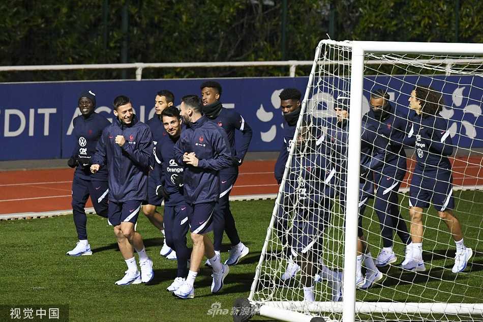 博格巴在工作人员的搀扶下，缓缓走向场边的汽车，他低着头，金色的头发在阳光下显得格外落寞，背影写满了遗憾。