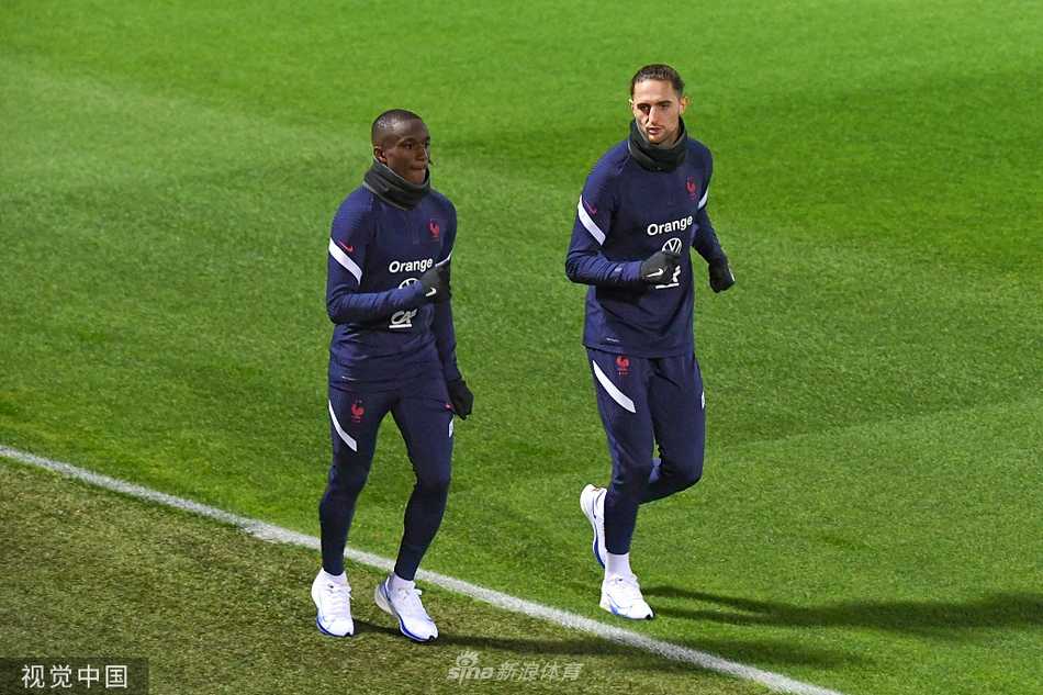 博格巴乘坐的汽车启动离开，留下一缕尾气，而背景中模糊的克莱枫丹训练基地，见证了一位核心球员的无奈退场。