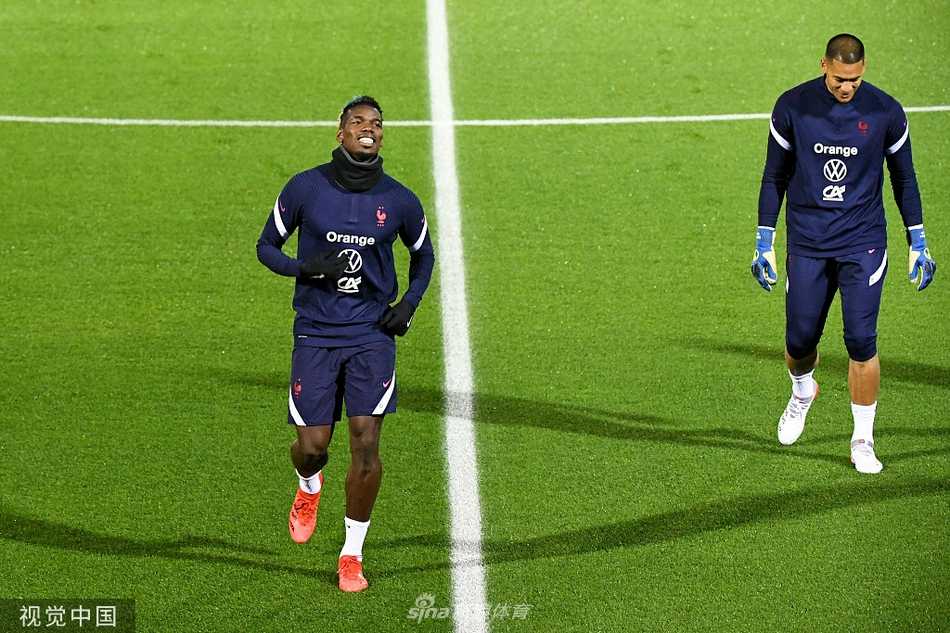 受伤后的博格巴坐在车内，神色黯然，眼神空洞地望着前方，窗外的阳光无法驱散他脸上的阴霾，离别已成定局。