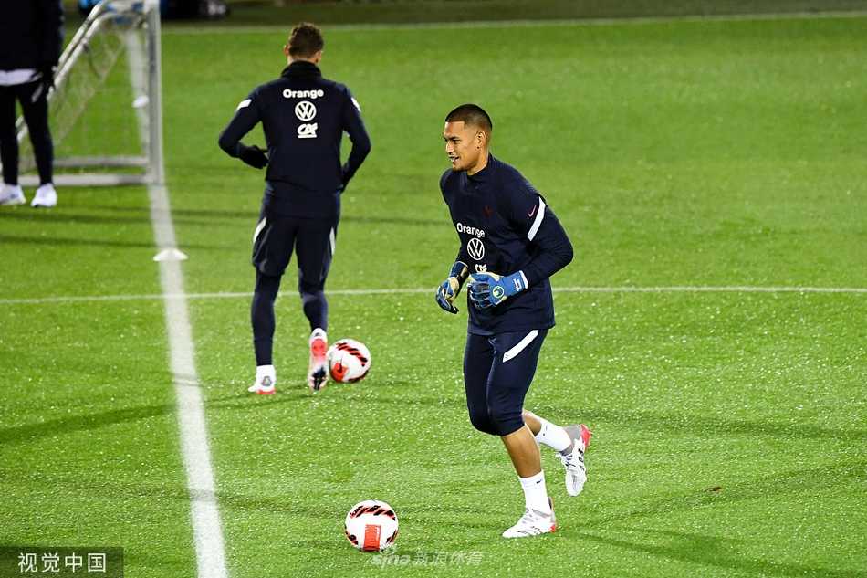 空荡的训练场一角，一只孤零零的足球静止在草坪上，远处是散去的人群，仿佛在诉说着突发的意外打断了原本有序的一切。