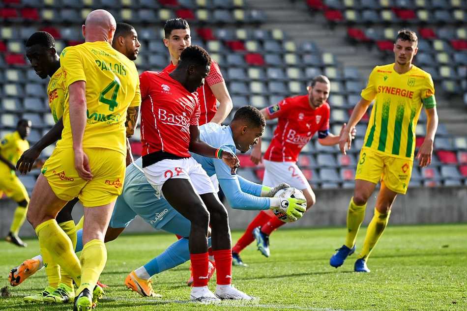 南特门将拉方特奋勇侧扑，身体舒展到极致，将尼姆队的必进球拒之门外