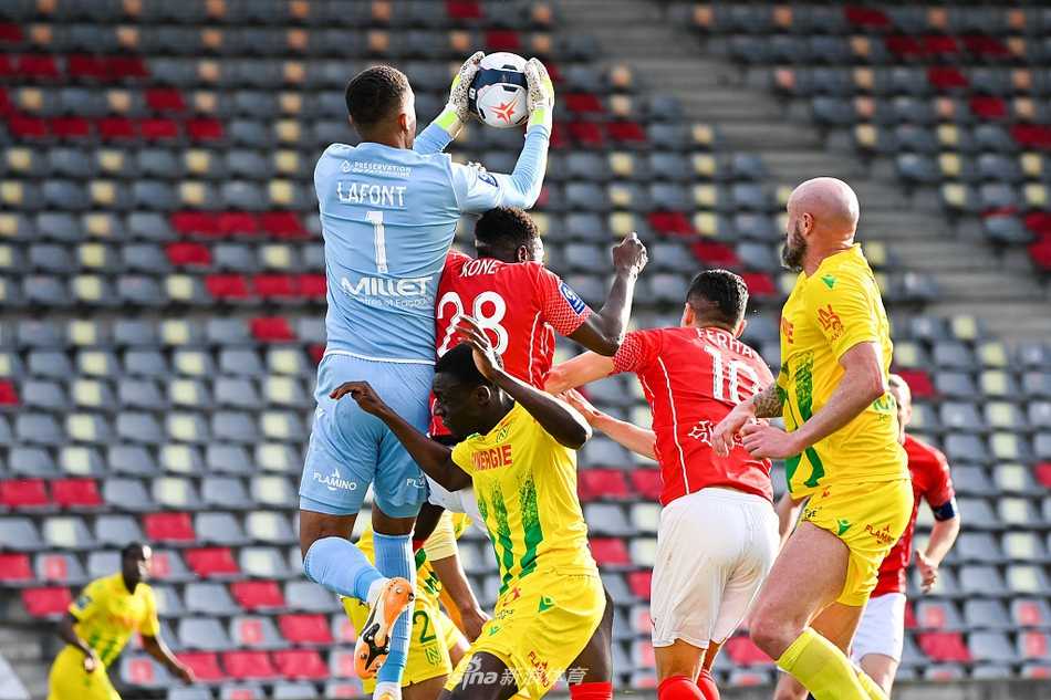 尼姆进球功臣科内振臂高呼，队友们疯狂涌向他，共同庆祝这粒宝贵的扳平进球