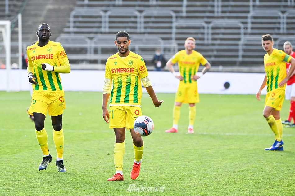 尼姆球员米格尔吃到第二张黄牌后无奈离场，双手掩面，背景是神情沮丧的队友