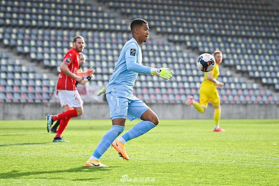 终场哨响后，南特球员难掩失望之情，低头沉默，与尼姆球员的如释重负形成鲜明对比