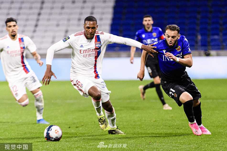 法甲收官战的悲喜之夜:里昂痛失好局,尼斯用胜利告别赛季 奥林匹克公园球场夜幕下的决战,里昂球迷看台汇成红色的海洋,巨大的队旗飘扬宣告着必胜的决心