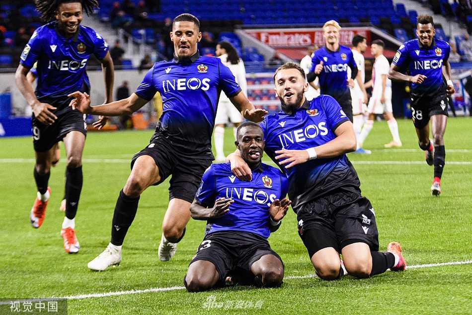 法甲收官战的悲喜之夜:里昂痛失好局,尼斯用胜利告别赛季 里昂前锋埃卡姆比破门瞬间滑跪庆祝,他张开双臂仰望看台,身后的德佩奔跑而来与他分享进球的喜悦