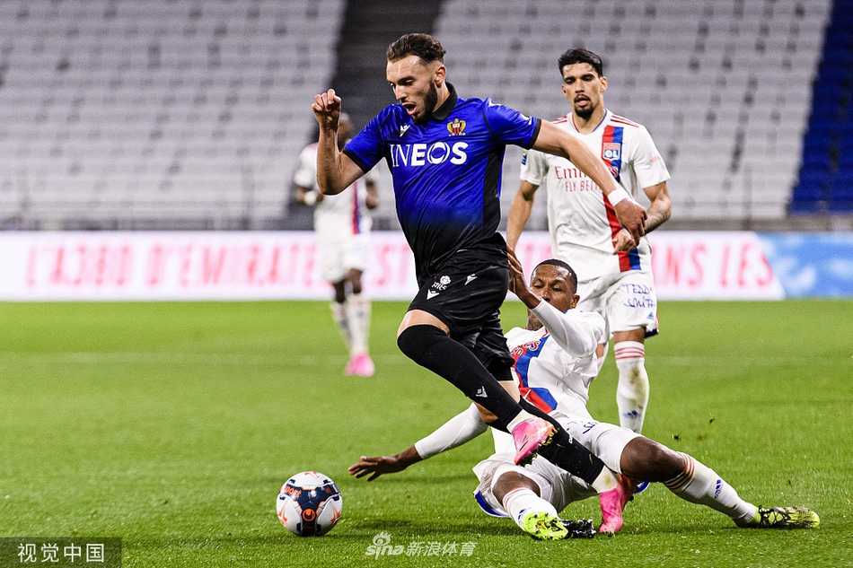 法甲收官战的悲喜之夜:里昂痛失好局,尼斯用胜利告别赛季 尼斯球员多尔贝格在进球后激情怒吼,他紧握双拳青筋暴起,队友们纷纷围拢过来庆祝这粒宝贵的扳平球